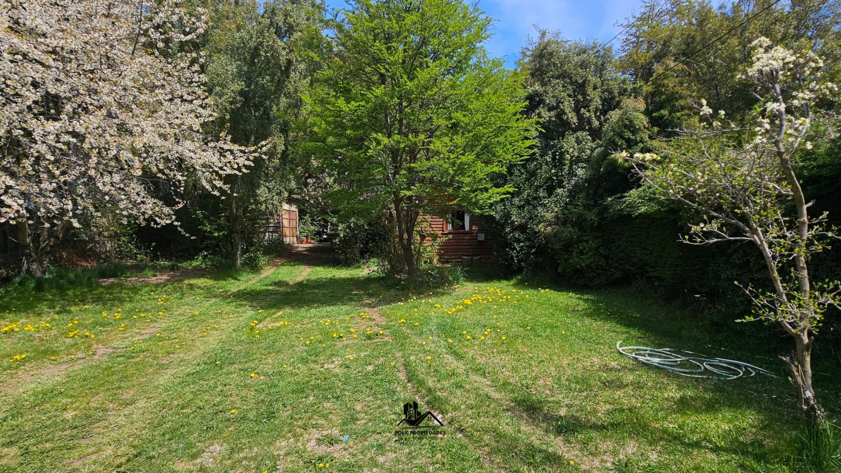 LOTE 1040 m2 en Barrio Casa de Piedra + Cabaña de 50m2